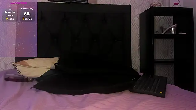 Selena_fox7 live sex cam