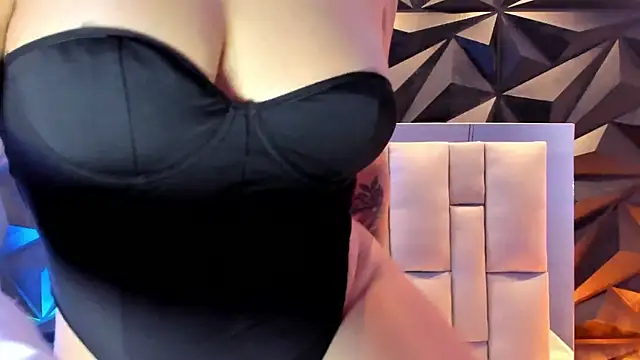 megan_whitee__'s cam snapshot