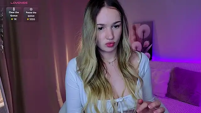 SmolCutie live sex cam