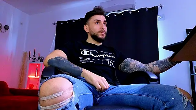 MightyAaron66 live sex cam