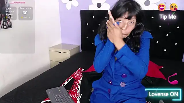 karolinee_66_'s cam snapshot