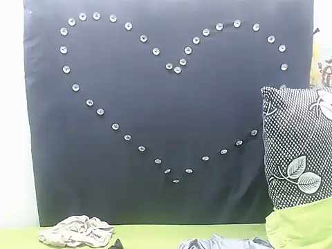 FlirtyFox32's cam snapshot