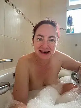 LouiseTswing live sex cam