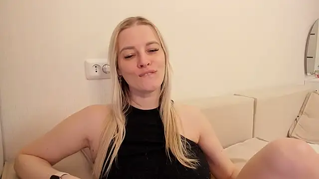 THE_GOLDEN_WOMAN's cam snapshot