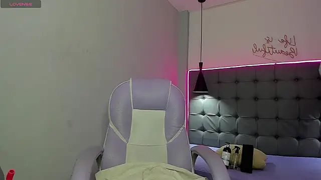 scarletcherry18 live sex cam