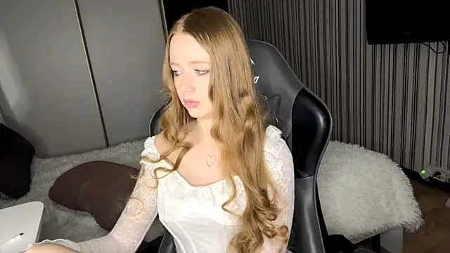 EmilyBubble's cam snapshot