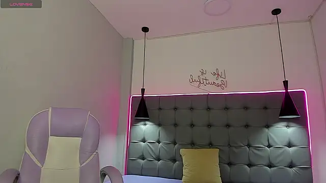 scarletcherry18 live sex cam