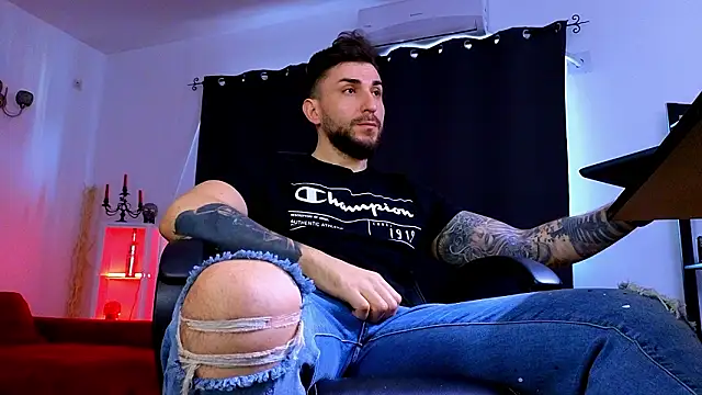 MightyAaron66 live sex cam