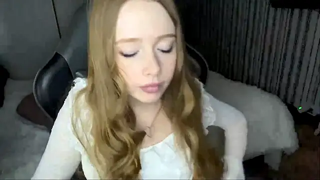 EmilyBubble's cam snapshot