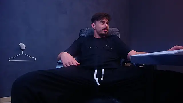 EnzoRace live sex cam