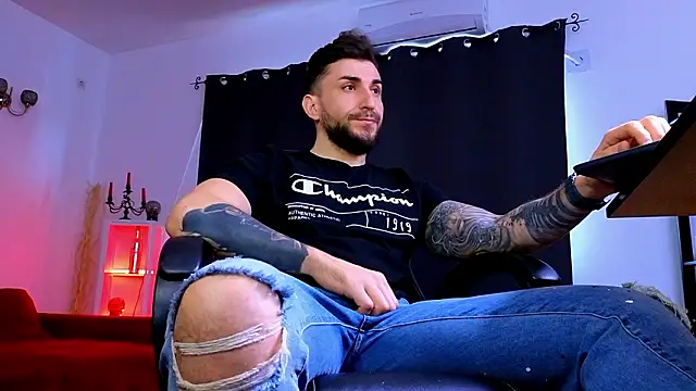 MightyAaron66 live sex cam