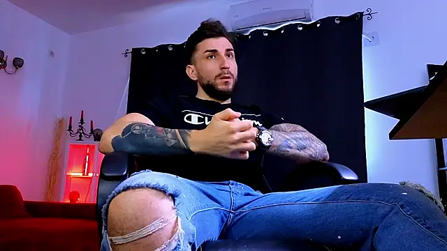 MightyAaron66 live sex cam