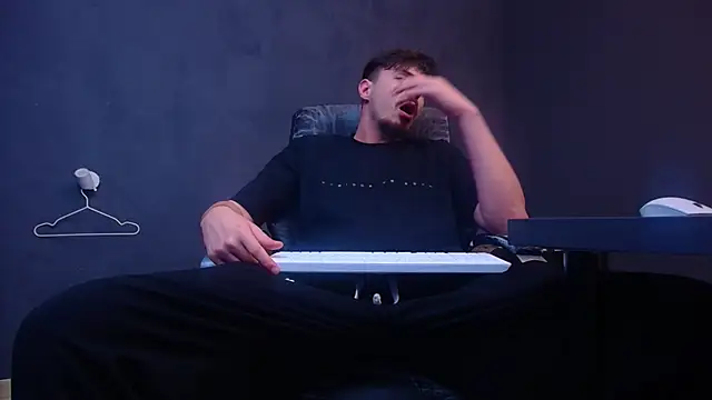 EnzoRace live sex cam