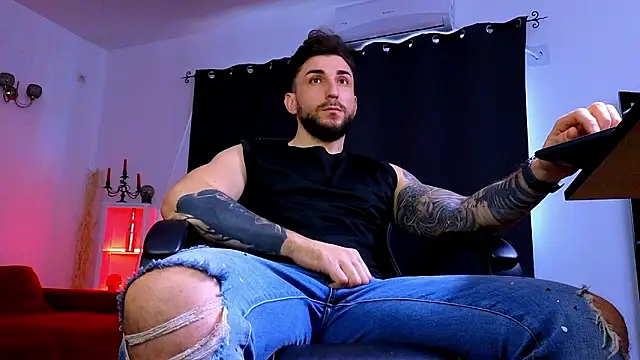 MightyAaron66 live sex cam