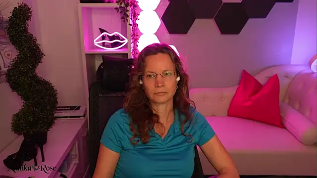 AnnikaRose live sex cam