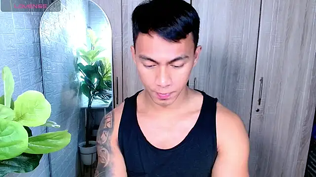 PinooyMilker live sex cam