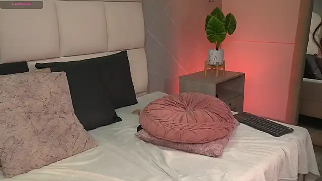 SaraMonroe1 live sex cam