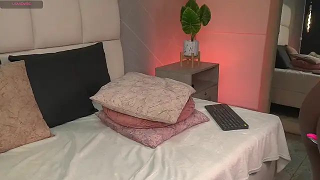 SaraMonroe1 live sex cam