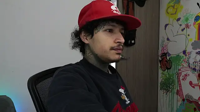 trieone live sex cam