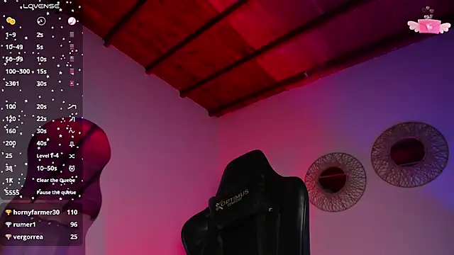 laura-hills18 live sex cam