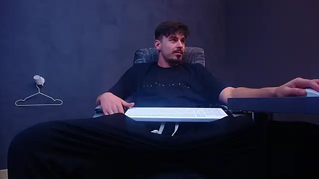 EnzoRace live sex cam