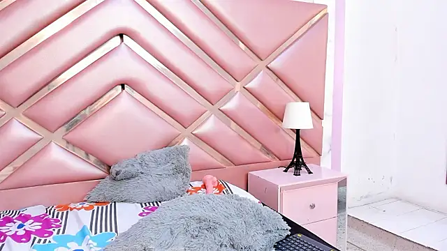 LauraRoot's cam snapshot