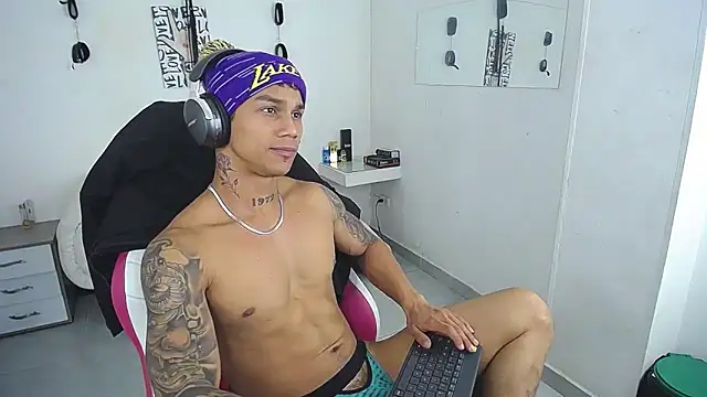 Leonard_Price live sex cam