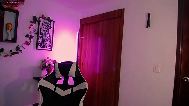 QueenRose94's cam snapshot