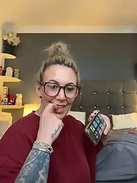 blondebitch2's cam snapshot