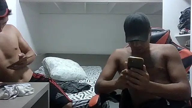 JUNINHOLEKEJR live sex cam