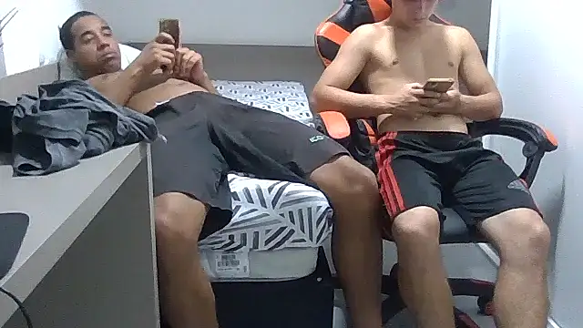 JUNINHOLEKEJR live sex cam