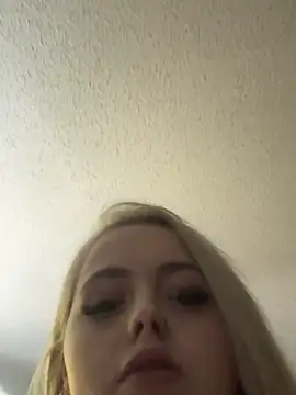 JuicyExxxperience's cam snapshot