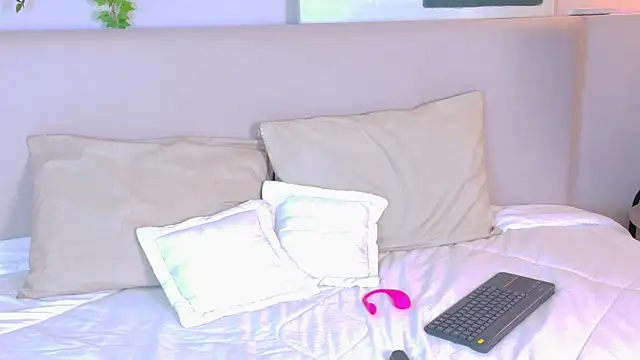 VioletBloomm live sex cam