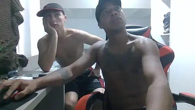 JUNINHOLEKEJR live sex cam