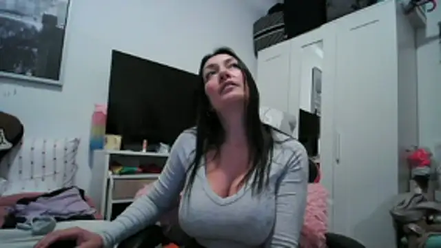 Yulian_Milf live sex cam