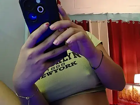 lover_girl143's cam snapshot