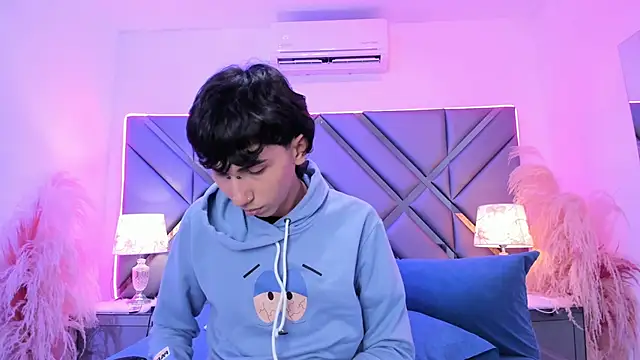 Milan_LewisS live sex cam