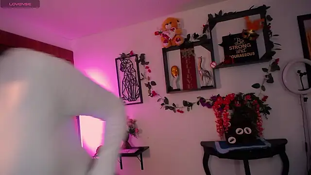 QueenRose94's cam snapshot