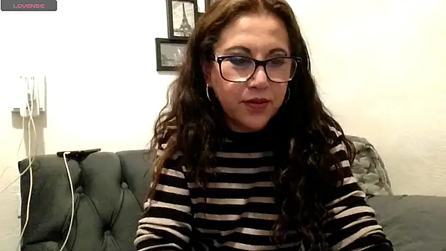 MirandaLatinaLovely's cam snapshot