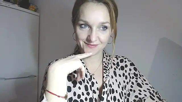 AliciaDesire live sex cam