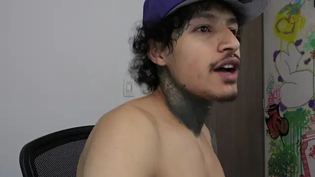 trieone live sex cam