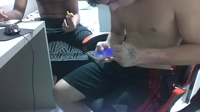 JUNINHOLEKEJR live sex cam