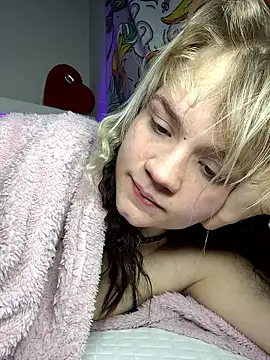 Cutiepiespanks's cam snapshot