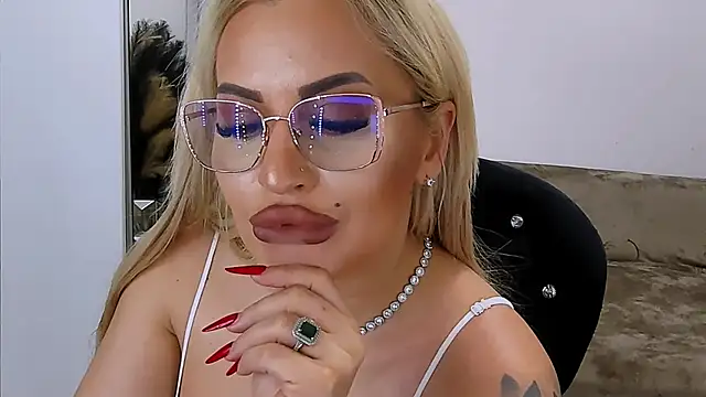 LovelyBlondyxx's cam snapshot