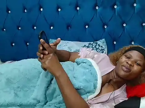 SexyDarkLadyXxx's cam snapshot