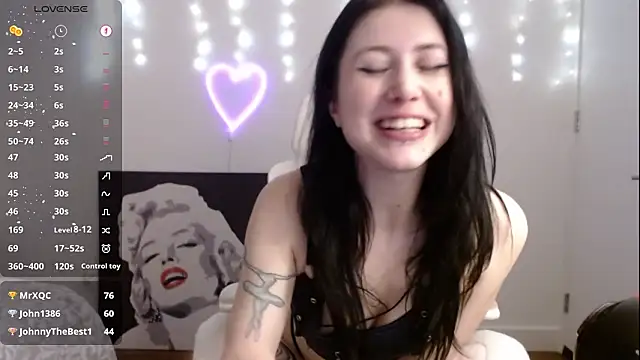 PlayfulApril's cam snapshot