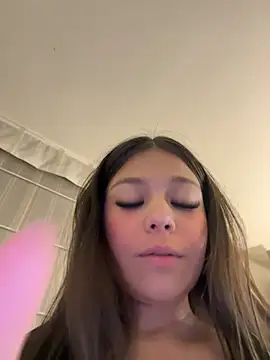 Alyshanon18's cam snapshot