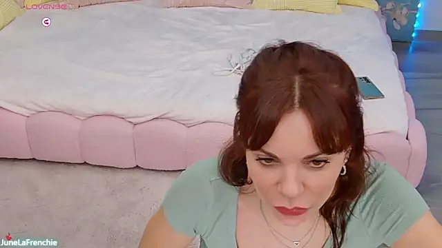 JuneLaFrenchie's cam snapshot