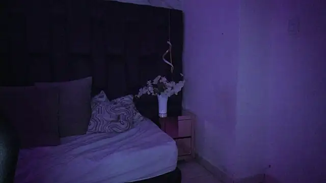 crystalstonee's cam snapshot