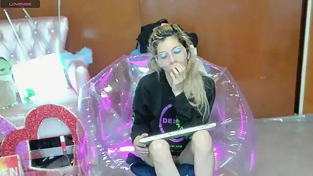 Skinygirl's cam snapshot